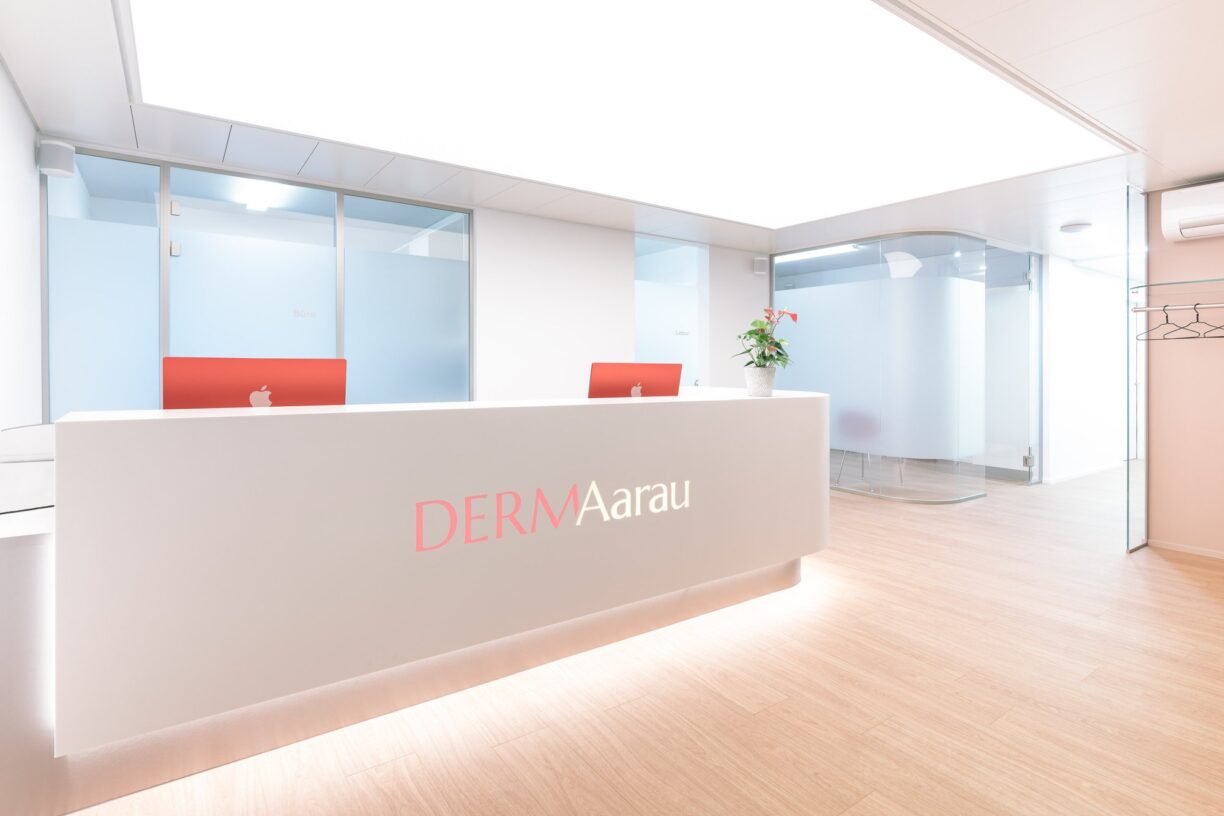 Empfang der Praxis DERMAarau mit beleuchteter Theke