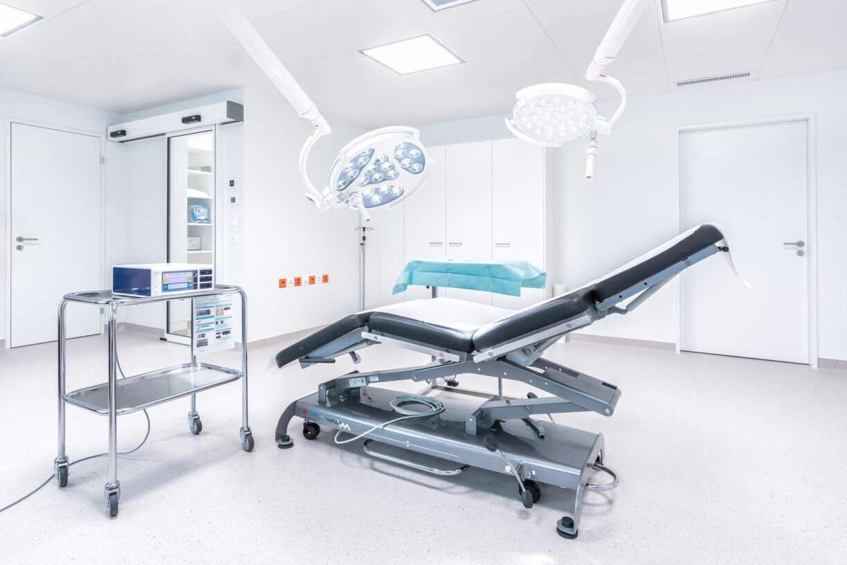 Operationsraum mit Behandlungsliege und OP-Leuchten